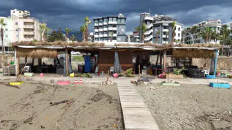 Alanya’da fırtına sahili vurdu : İşletmelerde hasar oluştu