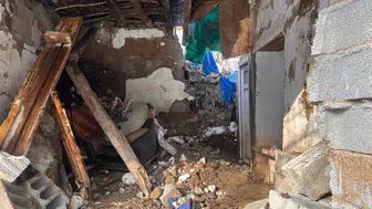 Hakkari'de bir evin üzerine kaya düştü : Ev kullanılamaz hale geldi