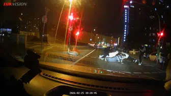 Üsküdar'da bir grup genç, kırmızı ışıkta yolda şınav çekti