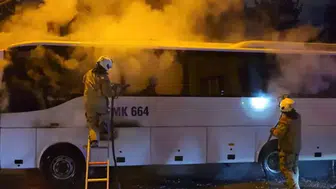 Kadıköy'de park halindeki minibüs alev alev yandı