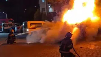 Denizli Merkezefendi'de park halindeki araç alev alev yandı