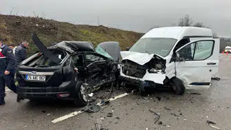 Bartın'da otomobil ile ticari araç çarpıştı : Polis memuru hayatını kaybetti