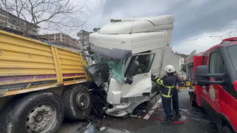 Rize'de tır park halindeki tıra çarptı : 1'i ağır 4 yaralı