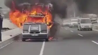 Denizli'de seyir halindeki araç alev alev yandı