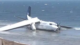 Somali'de yolcu uçağı Hint Okyanusu'na acil iniş yaptı : Uçağın bir kanadı koptu