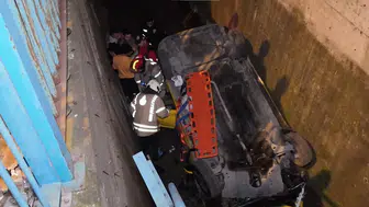 İstanbul Kartal'da bir taksi 5 metrelik dereye uçtu