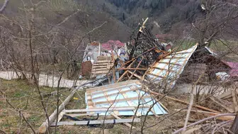 Ordu'da korku dolu anlar : Fırtınada evlerin çatıları uçtu , duvarlar yıkıldı
