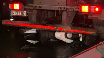 Küçükçekmece D-100’de feci kaza : Motosiklet temizlik aracının altına girdi , 2 kişi hayatını kaybetti