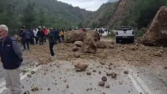 Isparta-Antalya karayoluna heyelan düştü!