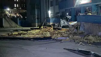 Düzce'de şiddetli rüzgar nedeniyle okulun çatısı uçtu