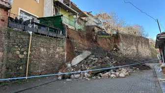 Uşak’ta yağış sonrası istinat duvarı çöktü : 3 ev tahliye edildi