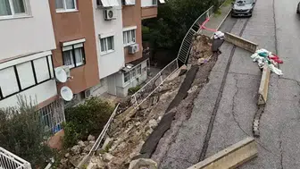 İzmir’in Buca ilçesinde istinat duvarı çöktü : Apartman sakinleri çözüm bekliyor