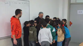 Eğitim sevdası engel tanımadı : Okuyamayan Ali amca yıllar sonra memleketine okul kazandırdı