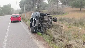 Antalya'da kaza : Bir araç yan yattı, 2 sürücü yaralandı