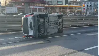 Küçükçekmece’de 3 araçlı zincirleme kaza : D-100’de trafik tek şeride düştü