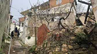 Aydın'da sağanak yağışlar evin bir bölümünü yıktı