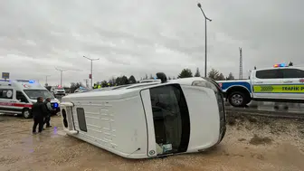 Karaman'da kontrolden çıkan okul servisi şarampole devrildi
