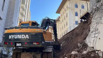 Şanlıurfa'da bir sitenin istinat duvarı çöktü : 4 daire hasar gördü