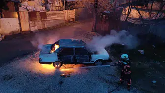 Malatya Yeşilyurt'ta park halindeki otomobil, alev alev yanarak küle döndü