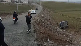 Batman'da otomobil şarampole yuvarlandı : Sürücü yaralandı