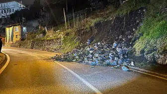 Bursa'da istinat duvarı çöktü : Yol çift yönlü kapandı