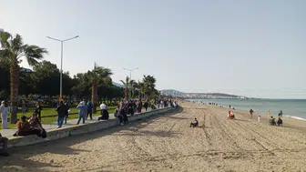 Samsun'da bahar havasını gören vatandaşlar sahile akın etti