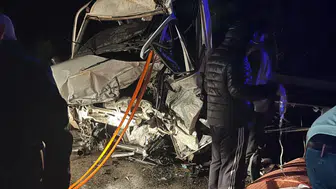 Burdur'da kamyonet ile tır çarpıştı : 2'si ağır 3 kişi yaralandı