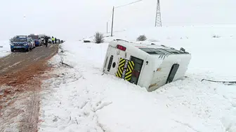 Sivas'ta öğrenci servisi devrildi : Çok sayıda öğrenci yaralandı!