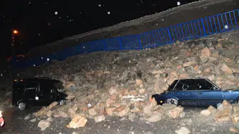 Hatay'da istinat duvarı, 7 aracın üzerine çöktü