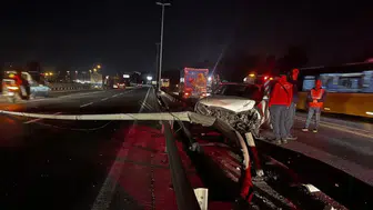 Bakırköy'de otomobil, bariyerlere ve direğe çarptı : 2 yaralı