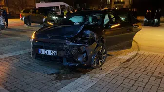 Bursa'da servis ile otomobil çarpıştı : 9 kişi yaralandı