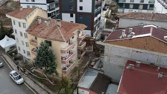 Küçükçekmece'de 5 katlı bina kaydı : Apartman tahliye edildi