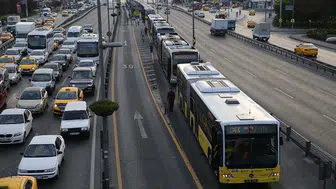 Avcılar'da 2 metrobüs çarpıştı : Çok sayıda yaralı var!