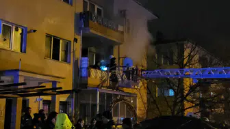 Erzincan'da apartman dairesinde yangın : 3'ü çocuk 8 kişi dumandan etkilendi