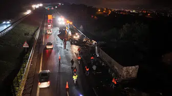 TEM Otoyolu'nda tır ve kamyon çarpıştı : 1 kişi yaralandı