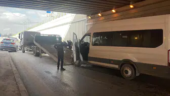 Konya'da servis aracı ve otomobil çarpıştı : 5 kişi yaralandı