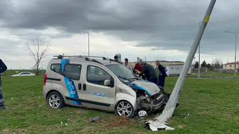 Tekirdağ Çorlu'da kaza : Araç aydınlatma direğine çarptı