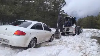 Elazığ'da karda mahsur kalan otomobil iş makinesiyle kurtarıldı