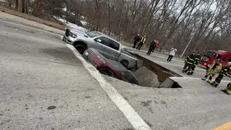 ABD'de yol çöktü : 2 araç çukura düştü