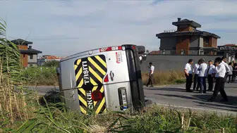 Sivas'ta öğretmenleri taşıyan minibüs bariyerlere çarptı : 3 kişi yaralandı
