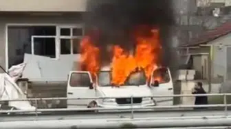 Denizli'de park halinde araç alev alev yandı