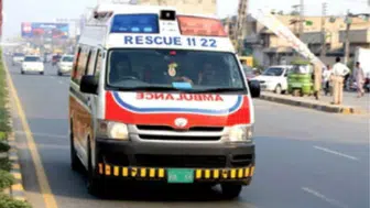 Pakistan'da petrol tankeri minibüsün üzerine devrildi: 13 kişi öldü