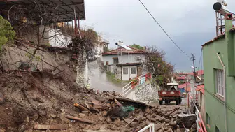 Aydın'da aşırı yağışlar yüzünden bahçe duvarı çöktü