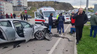 Sinop'ta otomobiller çarpıştı : 3 kişi yaralandı