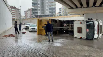 Gaziantep Şehitkamil’de damperi köprüye çarpan kamyon yan yattı