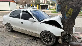 Hatay'da kaza : 17 yaşındaki sürücü ağaca çarptı