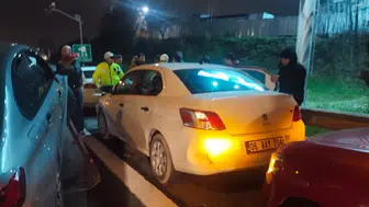 TEM Otoyolu’nda 8 araçlı zincirleme kaza trafiği kilitledi