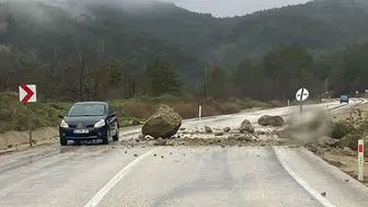 Bolu’da dağdan kopan kayalar yola düştü : Sürücüler son anda kurtuldu