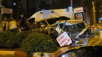 Adana'da minibüs ile otomobil çarpıştı : Yaralılar var