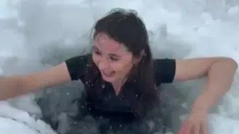 Çıldır Gölü'nde nefes kesen görüntü : Eksi 23 derecede suya girdi!